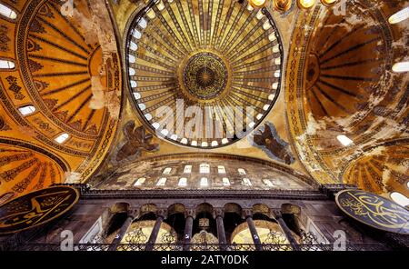 Istanbul - 25 MAGGIO 2013: Interno della Basilica di Santa Sofia. La Chiesa di Santa Sofia è il più grande monumento della cultura bizantina. È stato costruito nel 6th c Foto Stock