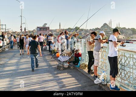 Istanbul - 26 MAGGIO: Pescatori e turisti sono sul ponte Galata il 26 maggio 2013 a Istanbul, Turchia. Il ponte di Galata è una delle principali attrattive Foto Stock