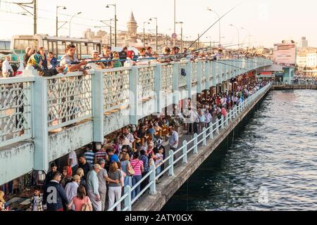 Istanbul - 26 MAGGIO 2013: Pescatori e turisti sono sul ponte Galata il 26 maggio 2013 a Istanbul, Turchia. Il ponte Galata è uno dei principali Att Foto Stock