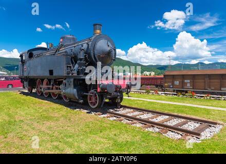 Nova Gorica (Gorizia) - giugno 2016, Slovenia: vecchia locomotiva a vapore su rotaie contro il cielo blu, il punto di riferimento è situato nella città di Nova Gorica, Foto Stock