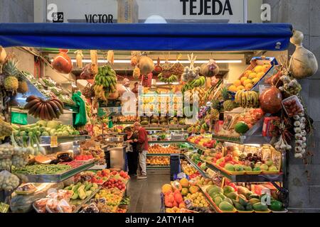 Negozio di frutta fresca e stallo in Mercado De Vegueta al mercato alimentare interno, Las Palmas Gran Canaria, Isole Canarie Foto Stock