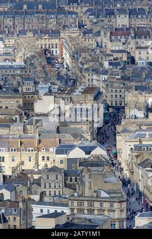 Vista panoramica della città di Bath vista da Alexandra Park che mostra gli amanti dello shopping, le case, i negozi e l'architettura di Bath, Inghilterra, Regno Unito Foto Stock