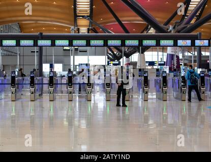 Hong Kong-Zhuhai-Macau Bridge (HZMB) Hong Kong Port Passenger Clearance Building.Chief Executive Carrie Lam ha detto lunedì che tutti i valichi di frontiera sarebbero chiusi, tranne il ponte Hong Kong-Zhuhai-Macau, il porto della Baia di Shenzhen e l'aeroporto internazionale di Hong Kong. Anche se la città ha confermato il suo primo caso di infezione da virus corona umano-umano. Foto Stock