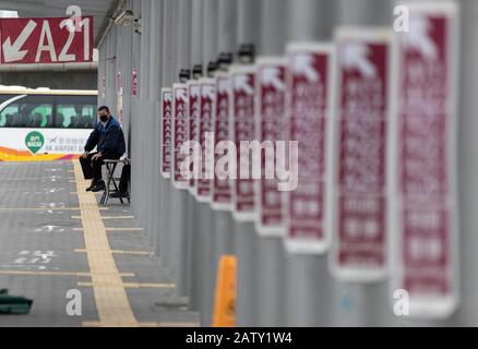 Il membro dello staff dell'autobus che indossa una maschera protettiva presso la fermata dell'autobus del Ponte Hong Kong-Zhuhai-Macau (HZMB) Hong Kong Port Passenger Clearance Building. L'Amministratore Delegato Carrie Lam ha detto lunedì che tutti i valichi di frontiera sarebbero chiusi, tranne il Ponte Hong Kong-Zhuhai-Macau, il Porto della Baia di Shenzhen e l'aeroporto internazionale HK. Anche se la città ha confermato il suo primo caso di infezione da virus corona umano-umano. Foto Stock