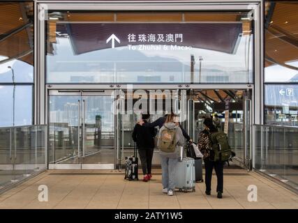 Il turista che entra nel ponte Hong Kong-Zhuhai-Macau (HZMB) Hong Kong Port Passenger Clearance Building. Il capo dell'esecutivo Carrie Lam ha detto lunedì che tutti i valichi di frontiera sarebbero chiusi tranne il ponte Hong Kong-Zhuhai-Macau, il porto di Shenzhen Bay e l'aeroporto internazionale di Hong Kong. Anche se la città ha confermato il suo primo caso di infezione da virus corona umano-umano. Foto Stock