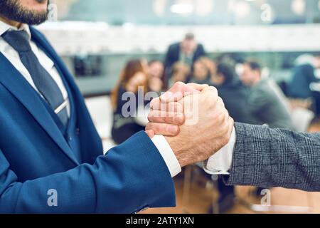 La gente di affari stringono le mani, finitura fino a una riunione Foto Stock