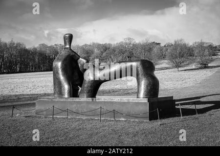 Henry Moore Sculpture In Yorkshire Sculpture Park, West Bretton, Wakefield, Regno Unito Foto Stock