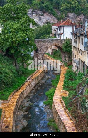 Ponte del primo periodo ottomano sul fiume Tabacka, a Kratovo, nella Macedonia del Nord Foto Stock