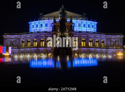 Dresda, Germania. 05th Feb, 2020. La Semper Opera House è parzialmente illuminata in serata durante i lavori di costruzione per la 15th edizione del Semper Opera Ball il 07.02.2020. Credito: Robert Michael/Dpa-Zentralbild/Dpa/Alamy Live News Foto Stock