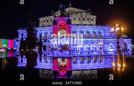 Dresda, Germania. 05th Feb, 2020. La Semper Opera House è parzialmente illuminata in serata durante i lavori di costruzione per la 15th edizione del Semper Opera Ball il 07.02.2020. Credito: Robert Michael/Dpa-Zentralbild/Dpa/Alamy Live News Foto Stock