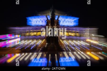 Dresda, Germania. 05th Feb, 2020. La Semper Opera House è parzialmente illuminata in serata durante i lavori di costruzione per la 15th edizione del Semper Opera Ball il 07.02.2020. (Foto con effetto zoom) credito: Robert Michael/dpa-Zentralbild/dpa/Alamy Live News Foto Stock