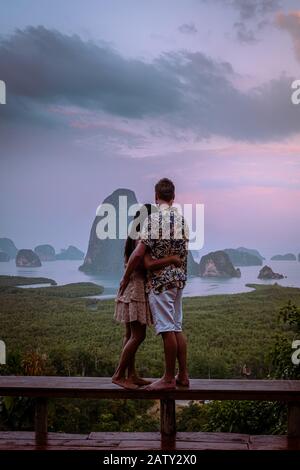 Phangnga Bay Thailandia , Samet Nang ha punto di vista sulla baia, coppia vacanza luna di miele Thailandia guardando tramonto Foto Stock