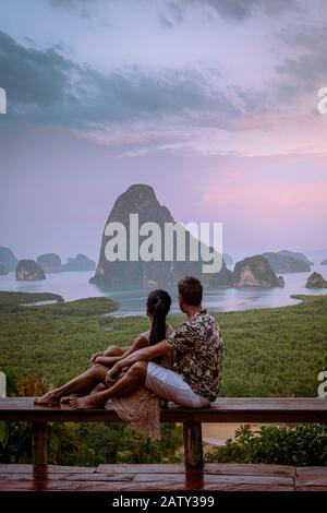 Phangnga Bay Thailandia , Samet Nang ha punto di vista sulla baia, coppia vacanza luna di miele Thailandia guardando tramonto Foto Stock