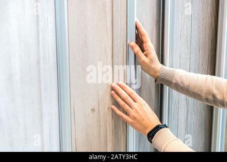 home riparazione ritratto di donna scelta legno laminato pavimento in negozio Foto Stock