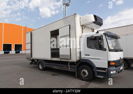 Carico refrigerato carrello di trasporto con unità di raffreddamento Foto Stock