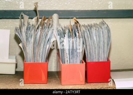 I documenti aziendali sono disponibili sullo scaffale in una confezione Foto Stock