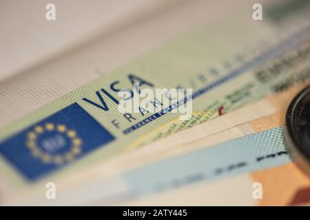Visto Schengen nel passaporto. Rilasciato dall'Ambasciata di Francia. Questo campione del visto Schengen è stato messo in circolazione dal 2019. Foto Stock