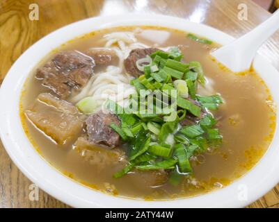 Primo piano di una ciotola di noodle di manzo a Taipei, Taiwan Foto Stock