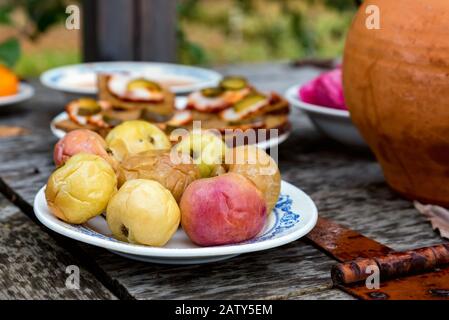 Vista ravvicinata del tradizionale pasto di cosacchi servito con mele soused e sandwiches di lardo Foto Stock