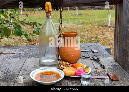 Vista ravvicinata del tradizionale pasto di cosacchi servito con mele soused e sandwiches di lardo Foto Stock