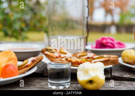Vista ravvicinata del tradizionale pasto di cosacchi servito con mele soused e sandwiches di lardo Foto Stock