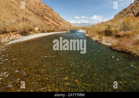 Fiume Karakol occidentale, Kyrgyzstan Suusamyr, fiume di montagna, paesaggio autunnale Foto Stock