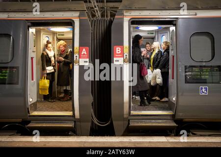 I passeggeri di Manchester Piccadilly che si trovano nel corridoio sul trafficato servizio sovraffollato per London Euston Foto Stock