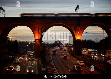 Viadotto di Stockport che attraversa l'autostrada M60 nel centro della città Foto Stock