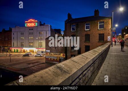 Stockport Landmark Plaza dalla A6 Wellington Road con il pub abbandonato Up Stairs Down Foto Stock