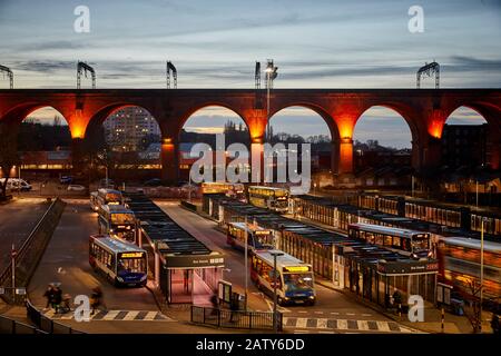 Il viadotto di Stockport e la stazione degli autobus di Stagecoach Foto Stock