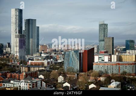 Lo skyline di Manchester mostra i blocchi della torre di Deansgate Square Foto Stock