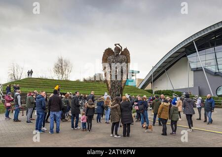 Oltre 100.000 coltelli ceduti alla polizia Del Regno Unito si trasformarono in un Monumento Nazionale Contro L'Aggressione dell'artista Alfie Bradley e del British Ironwork Centr Foto Stock