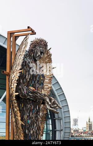 Oltre 100.000 coltelli ceduti alla polizia Del Regno Unito si trasformarono in un Monumento Nazionale Contro L'Aggressione dell'artista Alfie Bradley e del British Ironwork Centr Foto Stock