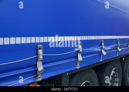 Trasporto di veicoli. Vista del telone che copre il semirimorchio del veicolo. Foto Stock