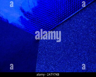 Carta sfondo con carta texture in diversi toni blu chiaro blu con blu profondo. Fogli geometrici di carta. Foto Stock