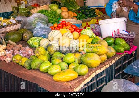 Mercato della frutta di strada dove la gente del posto offre frutta tropicale come meloni, manGO, arance, limoni e molto altro. Si trova in Senegal, vicino a Dakar. Foto Stock