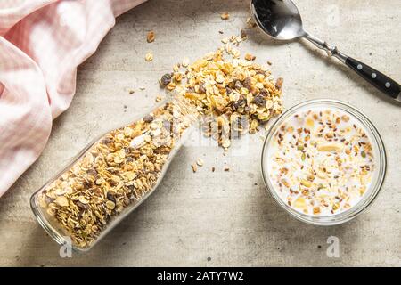 Colazione a base di cereali sani. Muesli misti e ciotola di latte. Vista piatta. Foto Stock