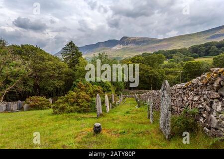 La faccia nord di Cadaiar Idris È Vista da una tomba locale nel cuore del Parco Nazionale di Snowdonia, Galles del Nord Foto Stock