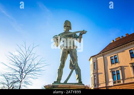 Statua sulla collina prima del castello di Buda, Budapest, Ungheria. Sullo sfondo c'è il cielo blu Foto Stock
