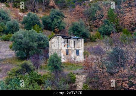 Un abbandonato mezzo-rovinato rifugio casa in montagna Foto Stock