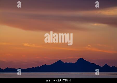Montagne che si staglia contro i cieli del tramonto, Loreto, Baja California sur, Messico Foto Stock