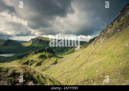 Vista panoramica del Trotternish Ridge dalle Quiraing sull'Isola di Skye in Scozia, Regno Unito Foto Stock