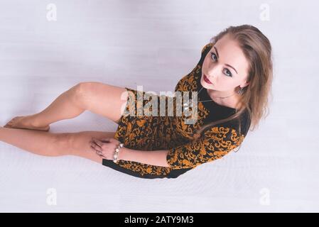 Ragazza in un abito, sorridente. Vista dall'alto. Foto Stock