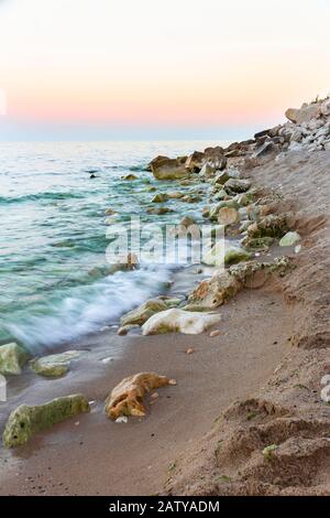 Tramonto sul mare nero. Costa rocciosa nei pressi di Varna in bulgaro. Foto Stock