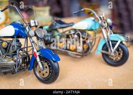Moto fatto a mano. Motocicletta giocattolo in ferro. Una piccola copia di una motocicletta in ferro. Foto Stock