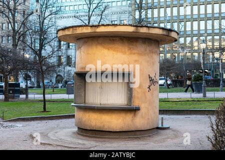 Chiosco circolare in cemento - noto anche come chiosco delle bobine o chiosco delle bobine - dal 1928, aperto principalmente nei mesi estivi al Parco Esplanadi di Helsinki, Finlandia Foto Stock