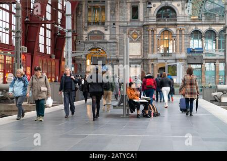 Anversa / Belgio - 08 ottobre 2019: Capolinea della stazione ferroviaria Antwerpen Centraal Foto Stock