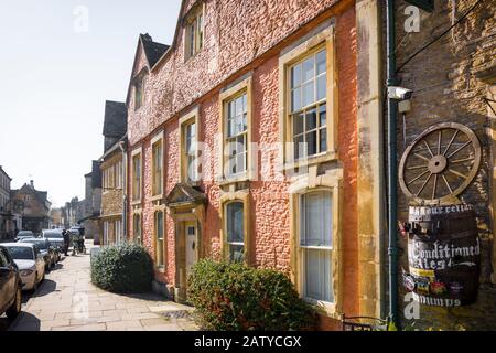 Una bella fila di case cittadine ben conservate del 18th secolo a Corsham Wiltshire Inghilterra UK Foto Stock