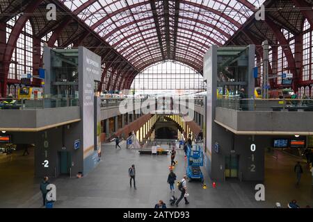 Anversa / Belgio - 08 ottobre 2019: Capolinea della stazione ferroviaria Antwerpen Centraal Foto Stock