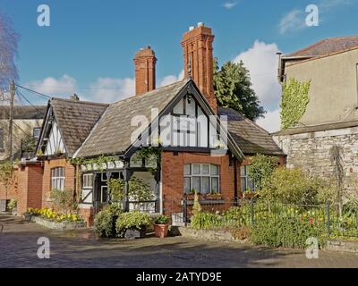 Old Lodge House vicino a Blessington Street Basin in una soleggiata giornata di primavera nella città di Dublino, Irlanda Foto Stock